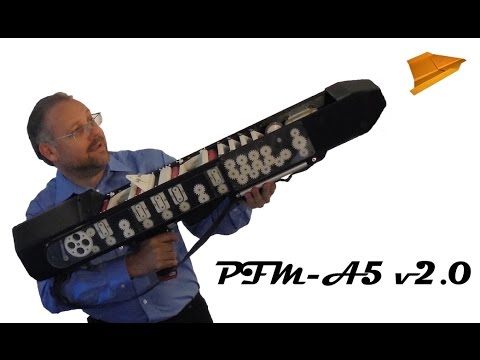 La mitrailleuse qui plie et lance 120 avions en papier à la minute