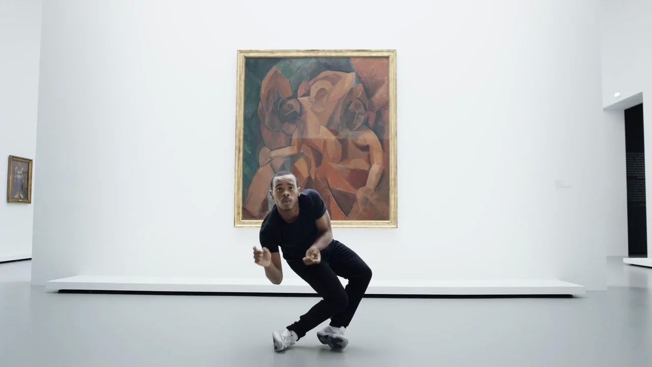 Un danseur entre les oeuvres de la Fondation Louis Vuitton