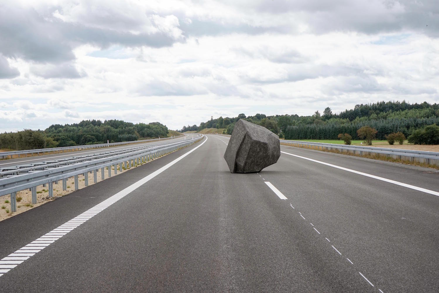 Un gros rocher posé au milieu de l’autoroute
