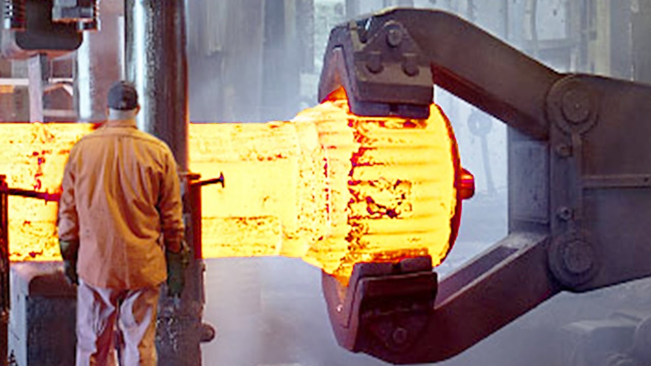 Une vidéo hypnotisante d’énormes blocs de métal dans une forge industrielle