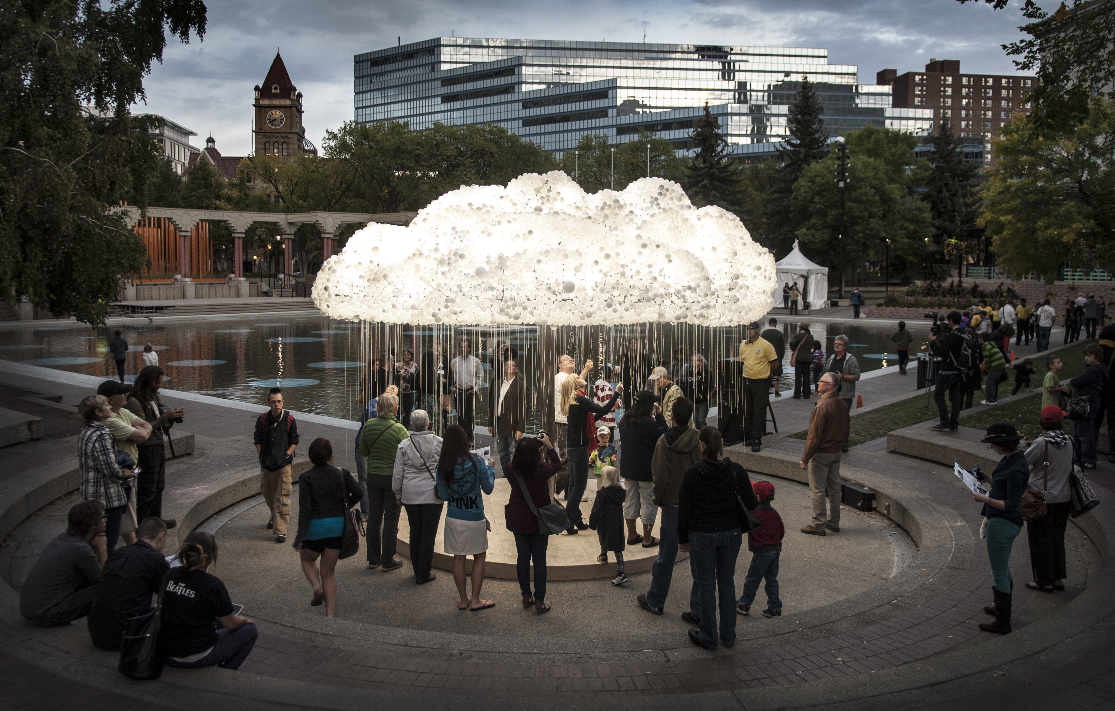 6000 ampoules pour cette sculpture interactive de nuage lumineux