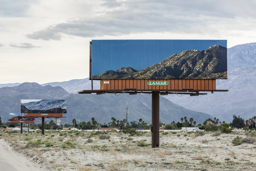 Des photos font disparaitre les panneaux publicitaires dans le désert