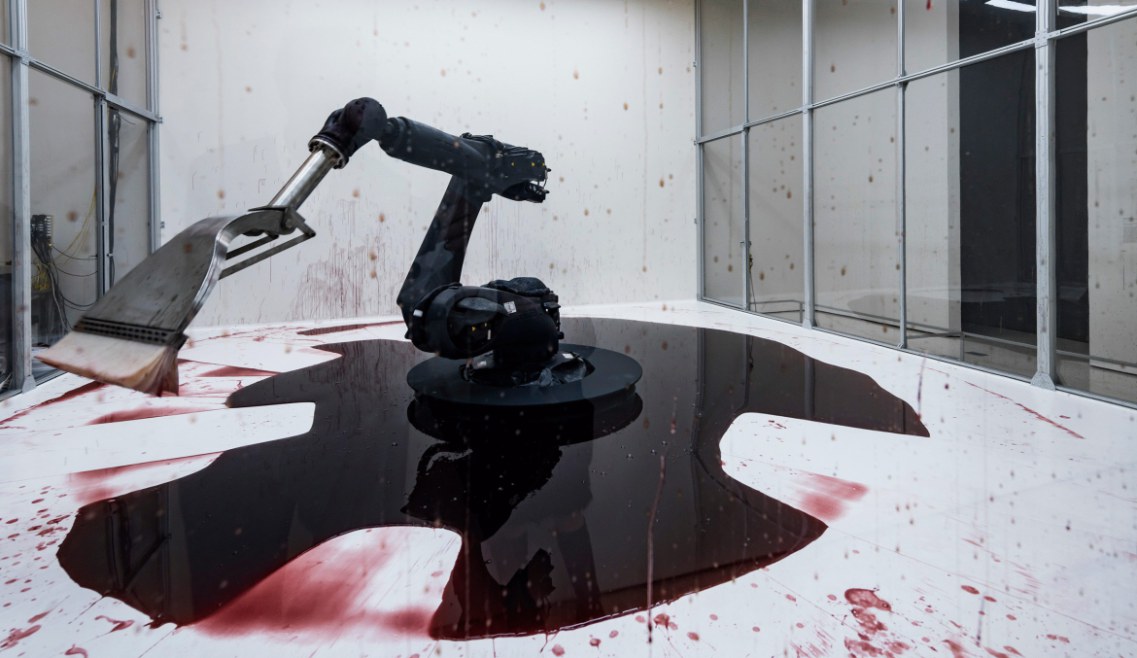 Le robot qui tente obsessivement de nettoyer une énorme mare de sang