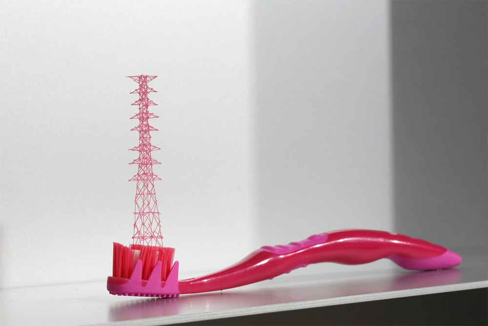 De tout petits poteaux électriques dans des brosses à dents