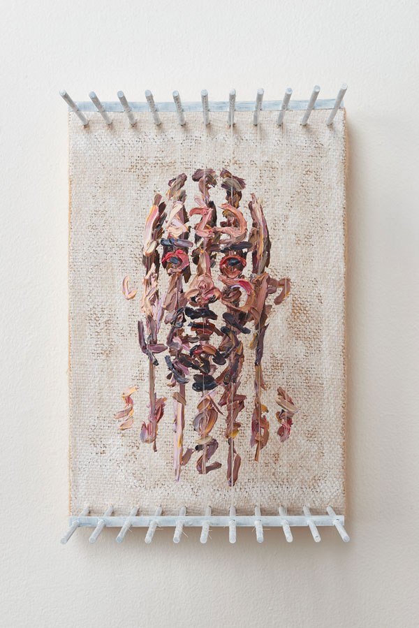 Ces touches de peinture suspendues forment des portraits en 3D