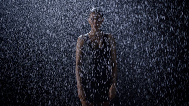 La grâce très expressive d&rsquo;une danseuse aquatique