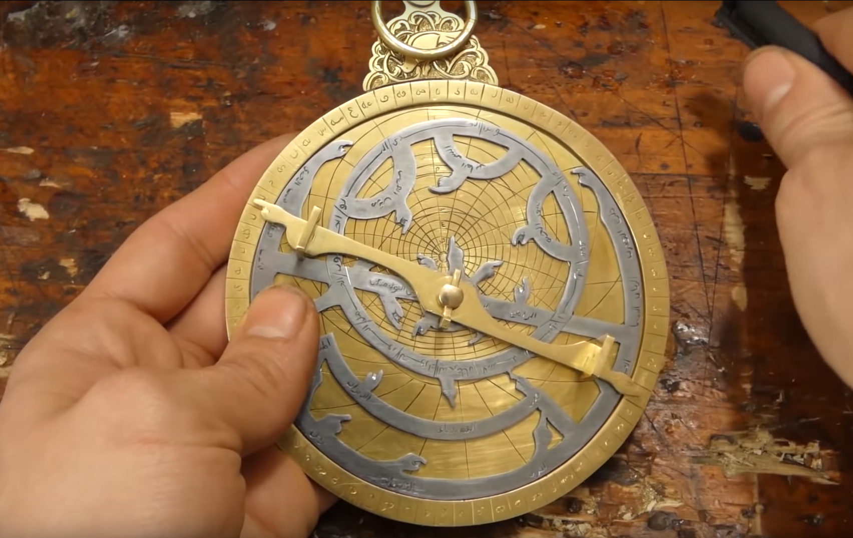 Un splendide astrolabe en laiton fabriqué à la main (et son fonctionnement)