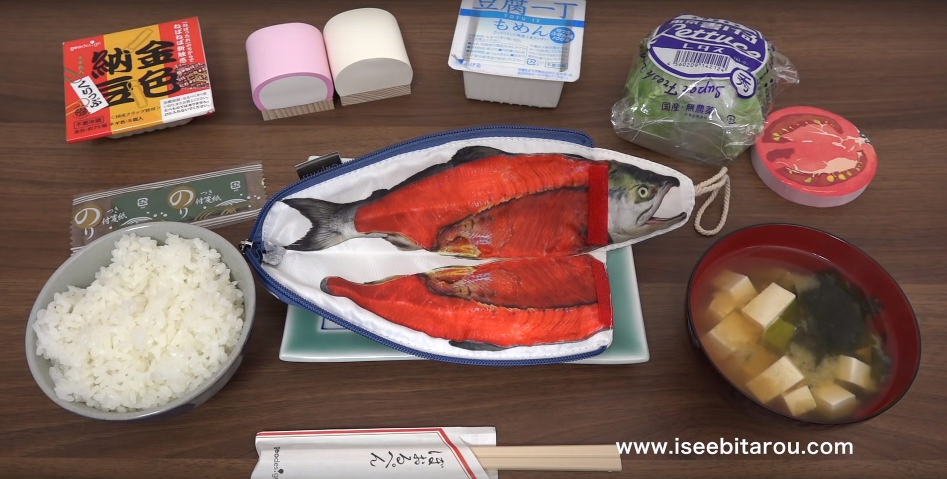 Des fournitures de bureau japonaises mises en scène dans un faux repas